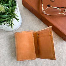 Load image into Gallery viewer, Classic trifold